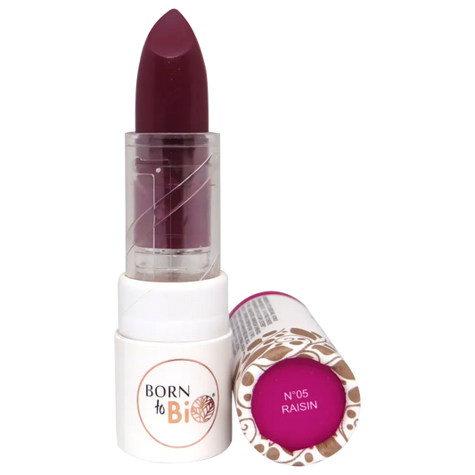 Le rouge à lèvres bio brillant Raisin de Born to Bio sublime vos lèvres d’une teinte élégante et profonde, idéale pour un look raffiné