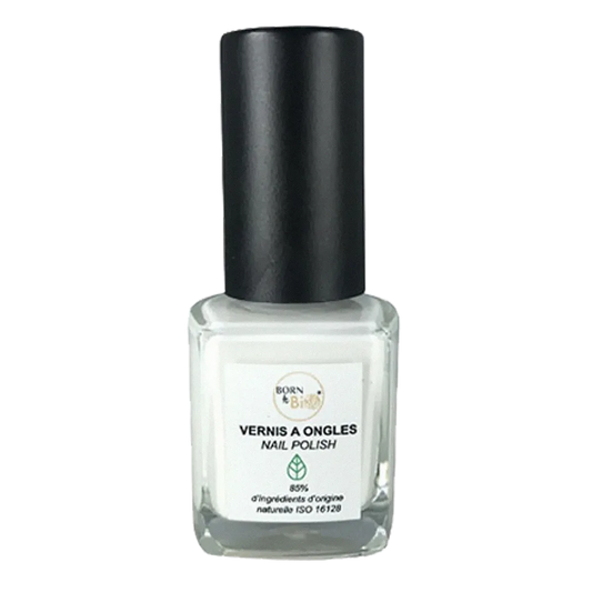 Vernis blanc naturel pour une manucure raffinée et minimaliste.